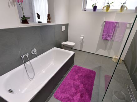 Piastrelle di ardesia grigia posate in un bagno