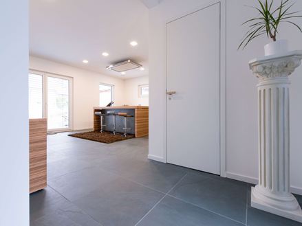 Piastrelle di ardesia grigia nella zona d'ingresso