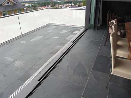 Foto del cliente: Piastrelle in ardesia Mustang, posate senza soluzione di continuità nel soggiorno e sul balcone