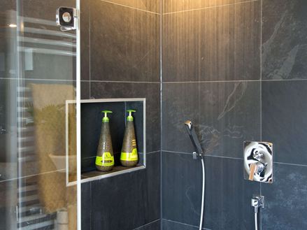 Doccia con piastrelle in ardesia Mustang