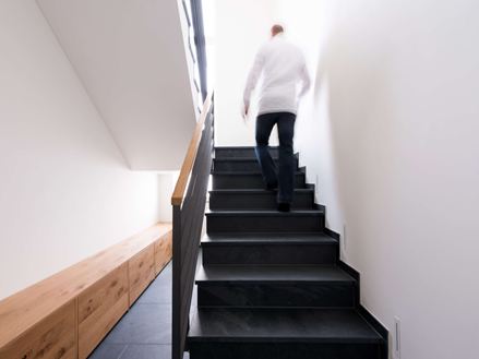 Piastrelle in ardesia su scale con persona