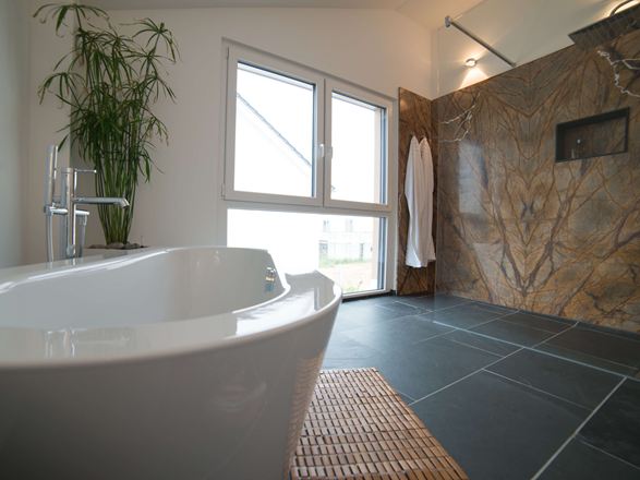 Slate Mustang e Rainforest Brown in bagno