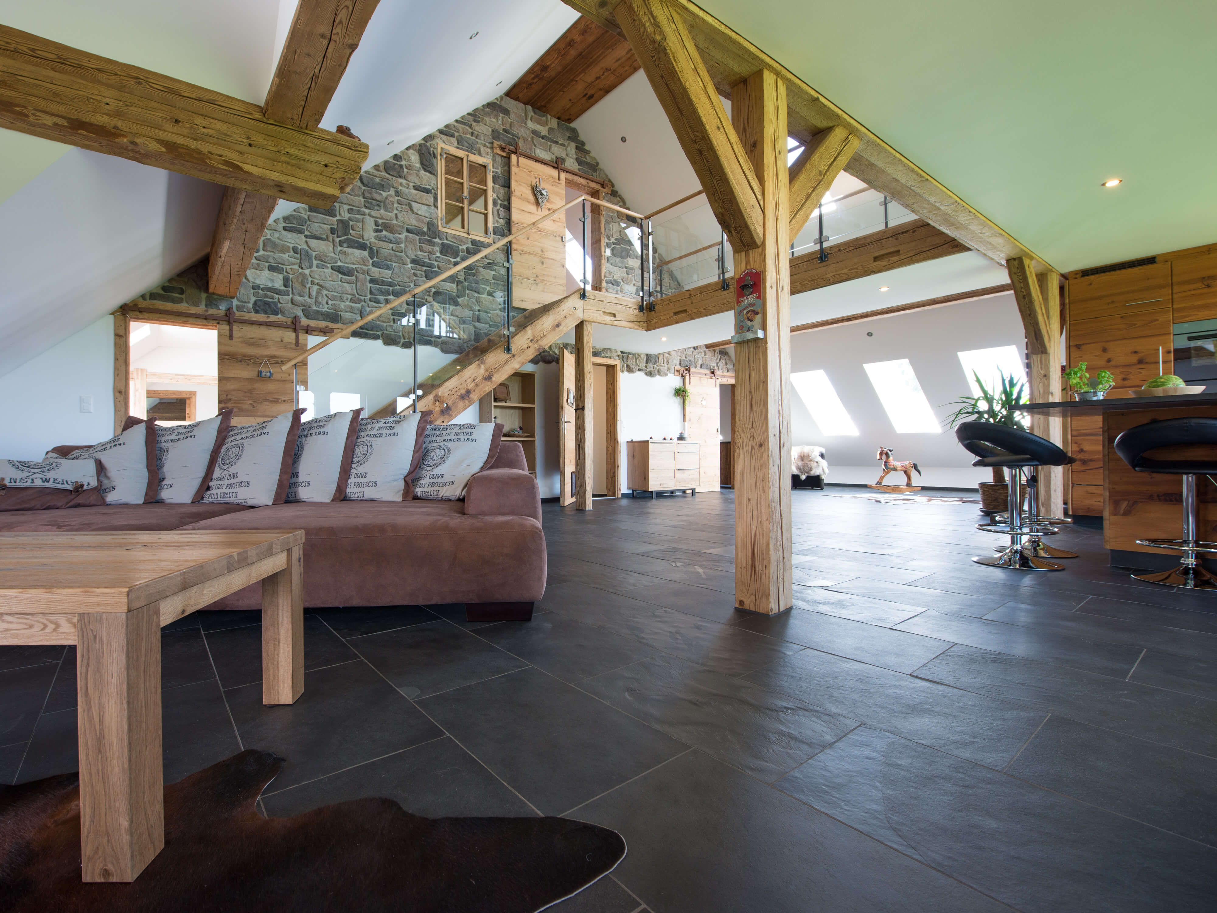 Soggiorno a pianta aperta con piastrelle in ardesia Mustang