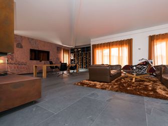 Area clienti e di lavoro con mobili marroni e pavimento in piastrelle di ardesia Mustang