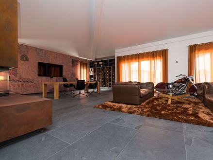 Area clienti e di lavoro con mobili marroni e pavimento in piastrelle di ardesia Mustang