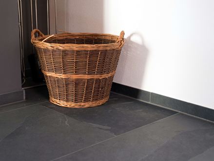 Cesto di vimini su piastrelle di ardesia Mustang