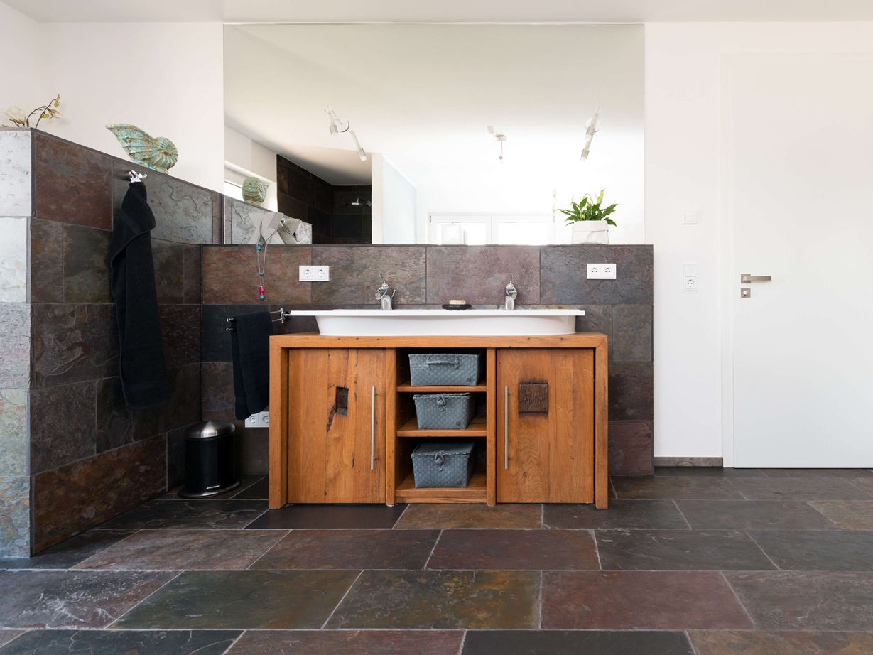 Piastrelle in ardesia color pavone in un bagno moderno-rustico