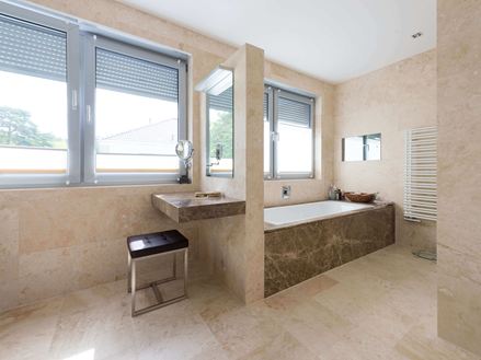 Bagno elegante con travertino Classic Light