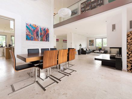 Sala da pranzo con soppalco e pavimento in Travertin Classic Light