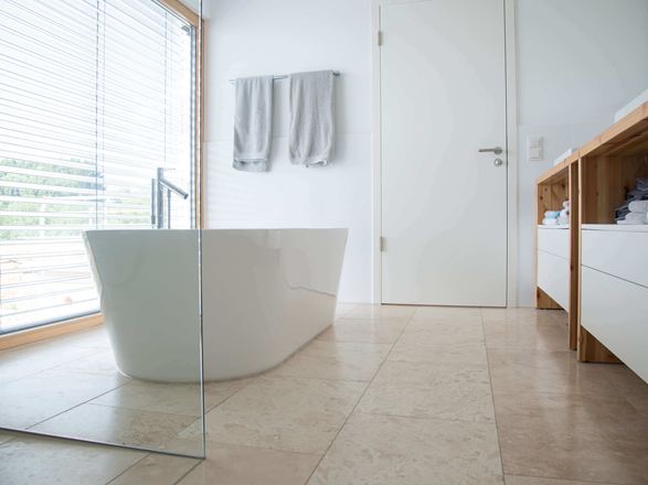 Bagno moderno con travertino Classic Light