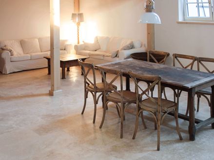 Soggiorno rustico con piastrelle in travertino Classic Light