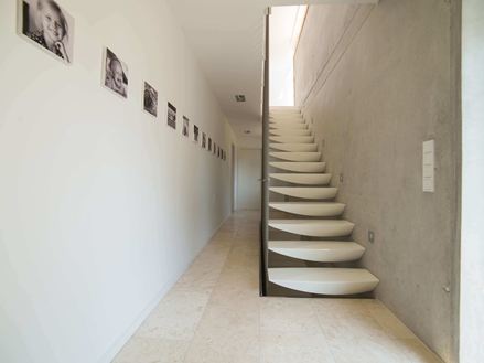 Travertino Classic Light nella tromba delle scale