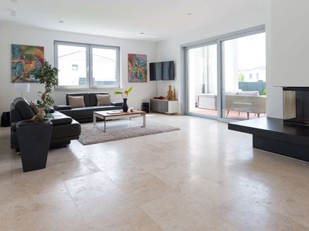 Piastrelle in travertino Classic Light in soggiorno