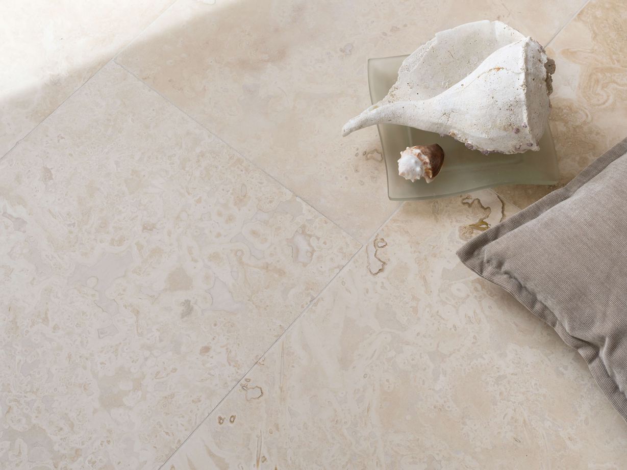 Piastrelle in travertino Classic Light con decorazione a conchiglia