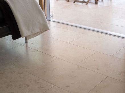 Passaggio alla terrazza con piastrelle di travertino