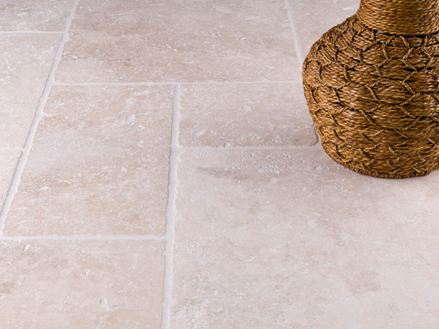 Piastrelle in travertino chiaro, burattato con vaso in rattan