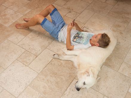 Light, ragazzo con cane, ripresa della luce del travertino