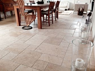 Foto cliente Piastrelle di travertino Light in un soggiorno con un mix di stili