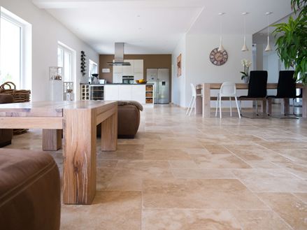Soggiorno con pavimento in pietra naturale Travertin Medium