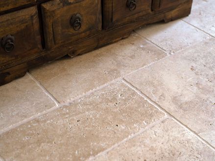 Mobili rustici su Medium di travertino