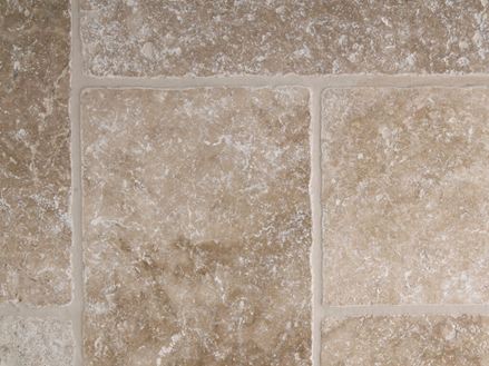 Piastrelle in travertino Medium, burattate, primo piano