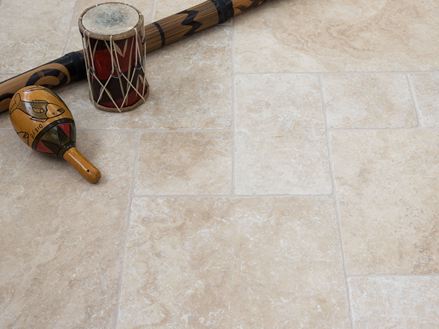 Piastrelle Medium in travertino con decorazione