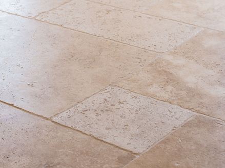 Travertino Medium, pavimento in pietra naturale a legatura romana