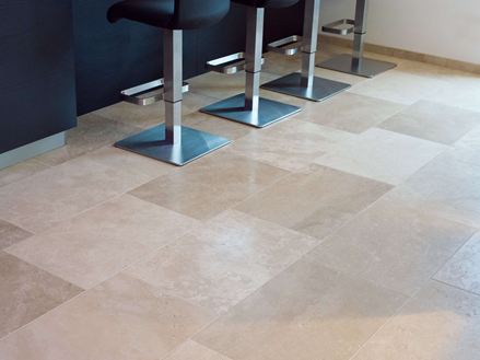 Sgabello da bar su travertino Medium Line