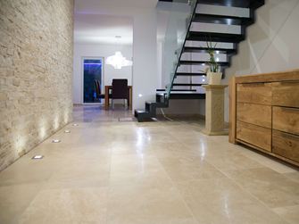 Zona d'ingresso con piastrelle in travertino Medium Line