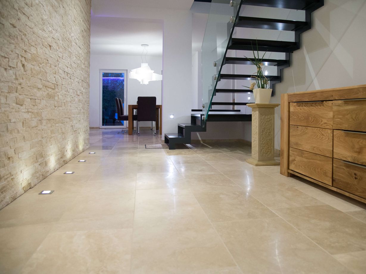 Zona d'ingresso con piastrelle in travertino Medium Line