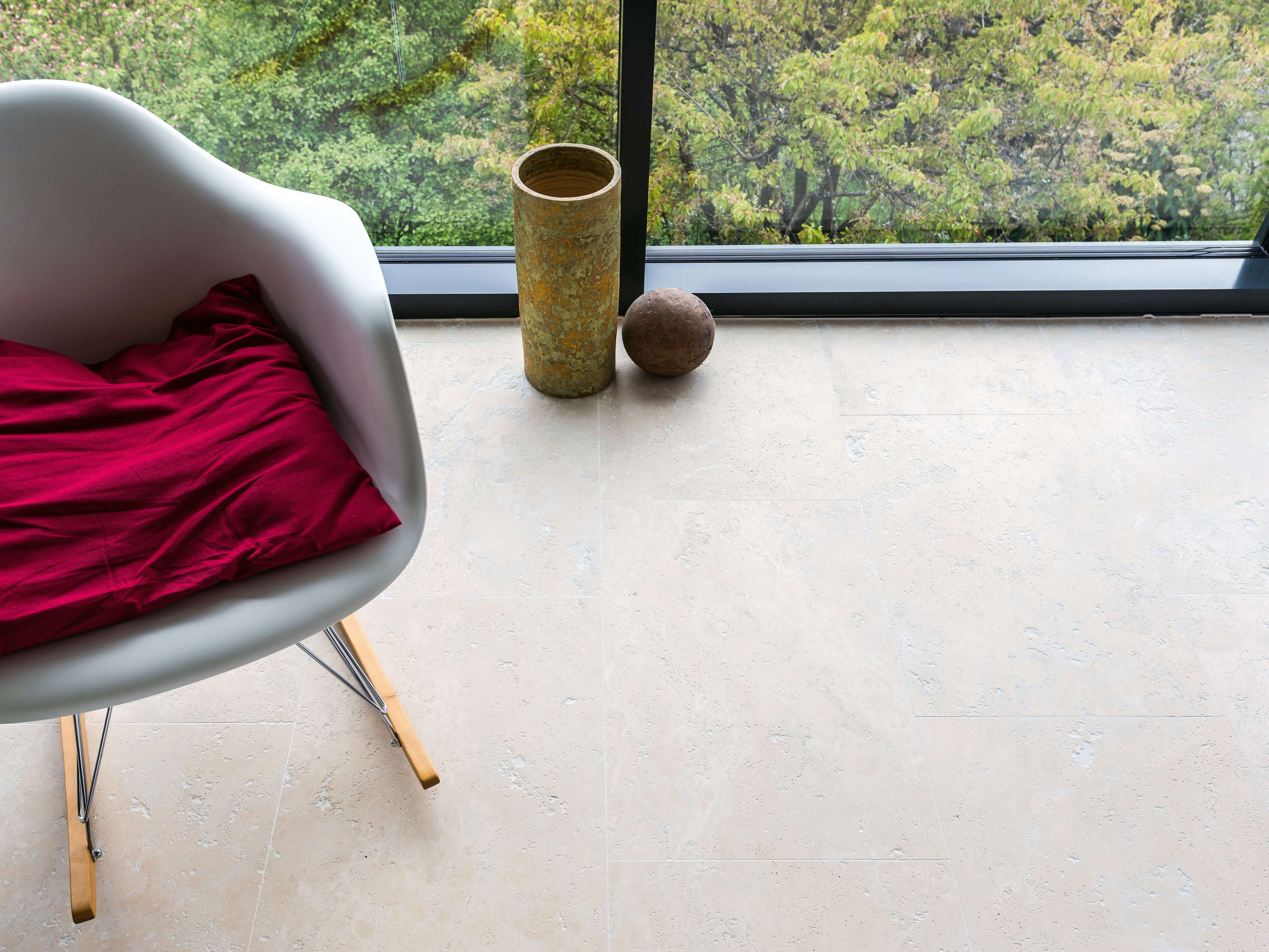 Sedia a dondolo su piastrelle di travertino Medium Line