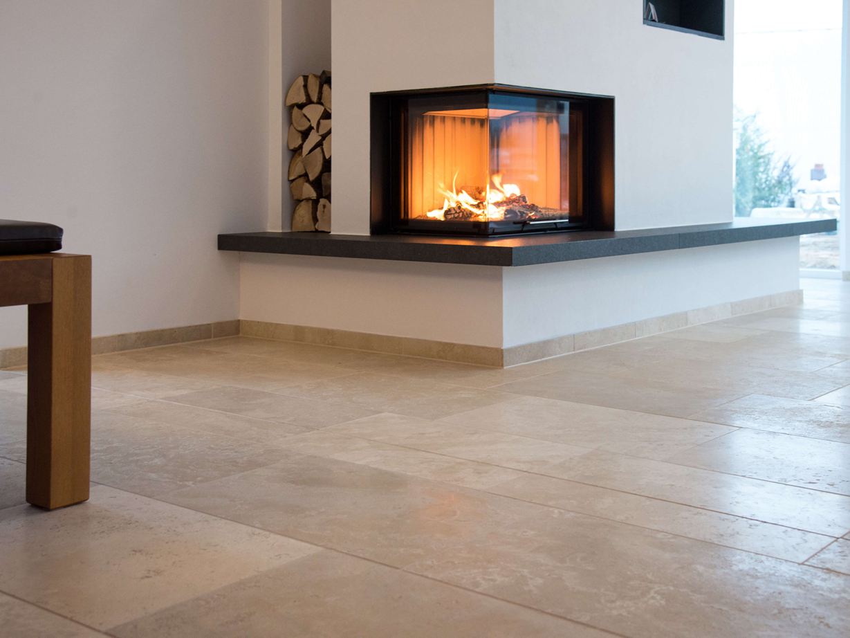 Sala del camino con pavimento in travertino Medium Line