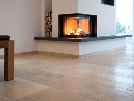 Sala del camino con pavimento in travertino Medium Line