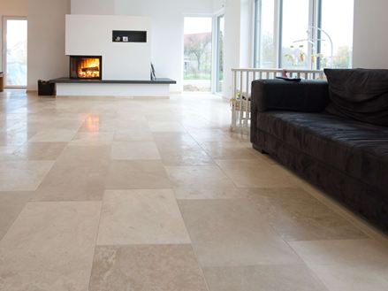 Soggiorno con Piastrelle Medium Line in Travertino