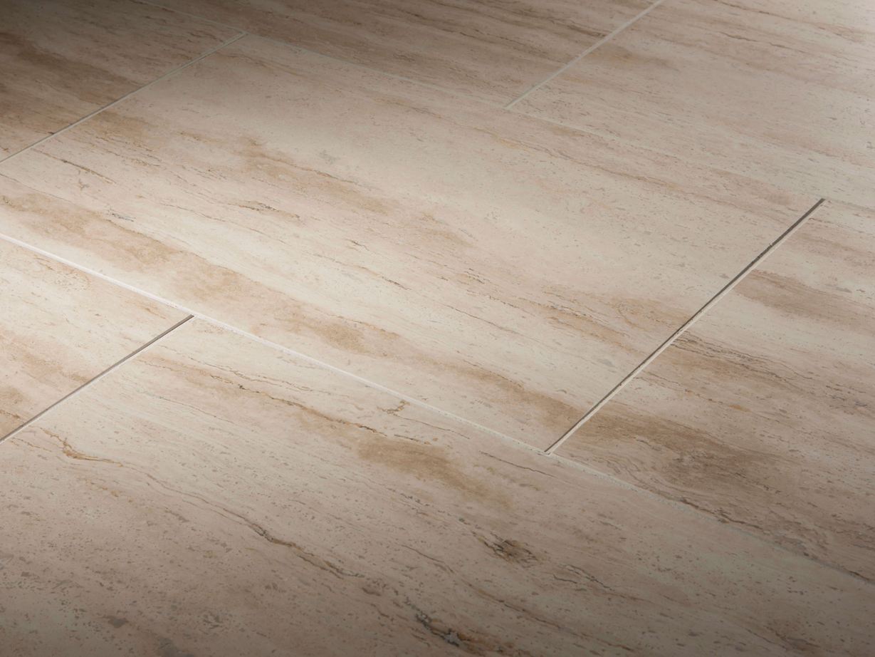 Piastrelle in travertino di Natura, a fascia e levigate, montate lateralmente