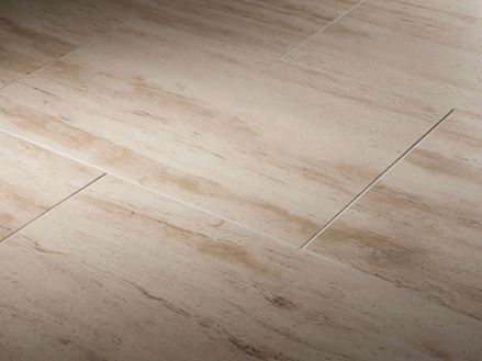 Piastrelle in travertino di Natura, a fascia e levigate, montate lateralmente