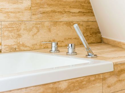 Lavabo Natura e piastrelle in travertino