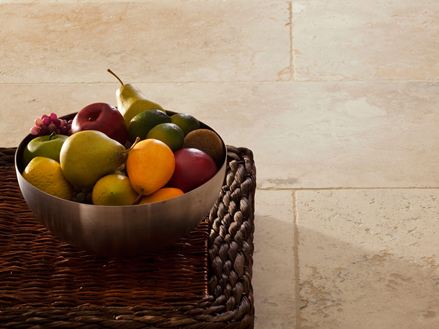 Piastrelle rustiche in travertino con fruttiera