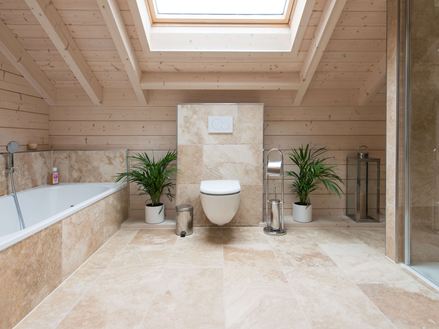 Piastrelle rustiche in travertino nel bagno