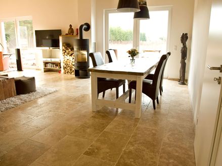 Foto del cliente: Piastrelle rustiche in travertino posate nella zona pranzo e nel soggiorno