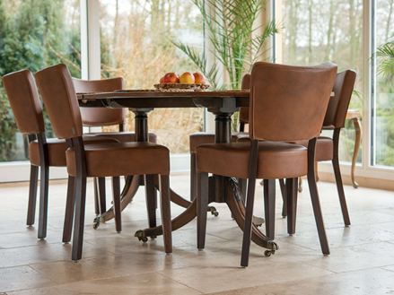 Piastrelle rustiche di travertino con tavolo da pranzo