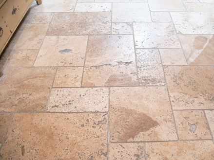 Pavimento in travertino rustico a legatura romana