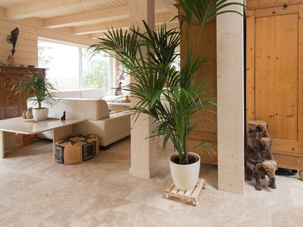 Soggiorno e corridoio con Travertin Rustic