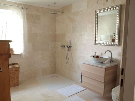 Foto cliente: Piastrelle in travertino Vanilla Rustica, posate nel bagno con doccia