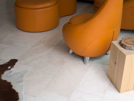 Mobili moderni su travertino Vanilla Rustica