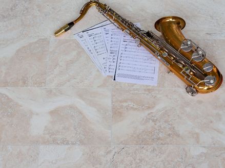 Piastrelle in travertino Vanilla Rustica con sassofono