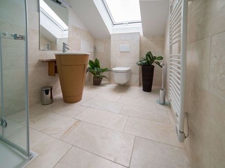 Bagno in travertino Vanilla Rustica