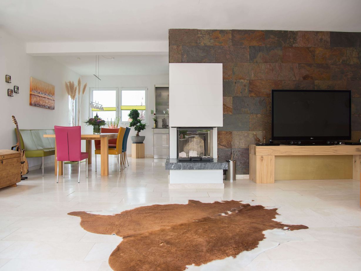 Travertino Vanilla Rustica e ardesia Peacock a parete