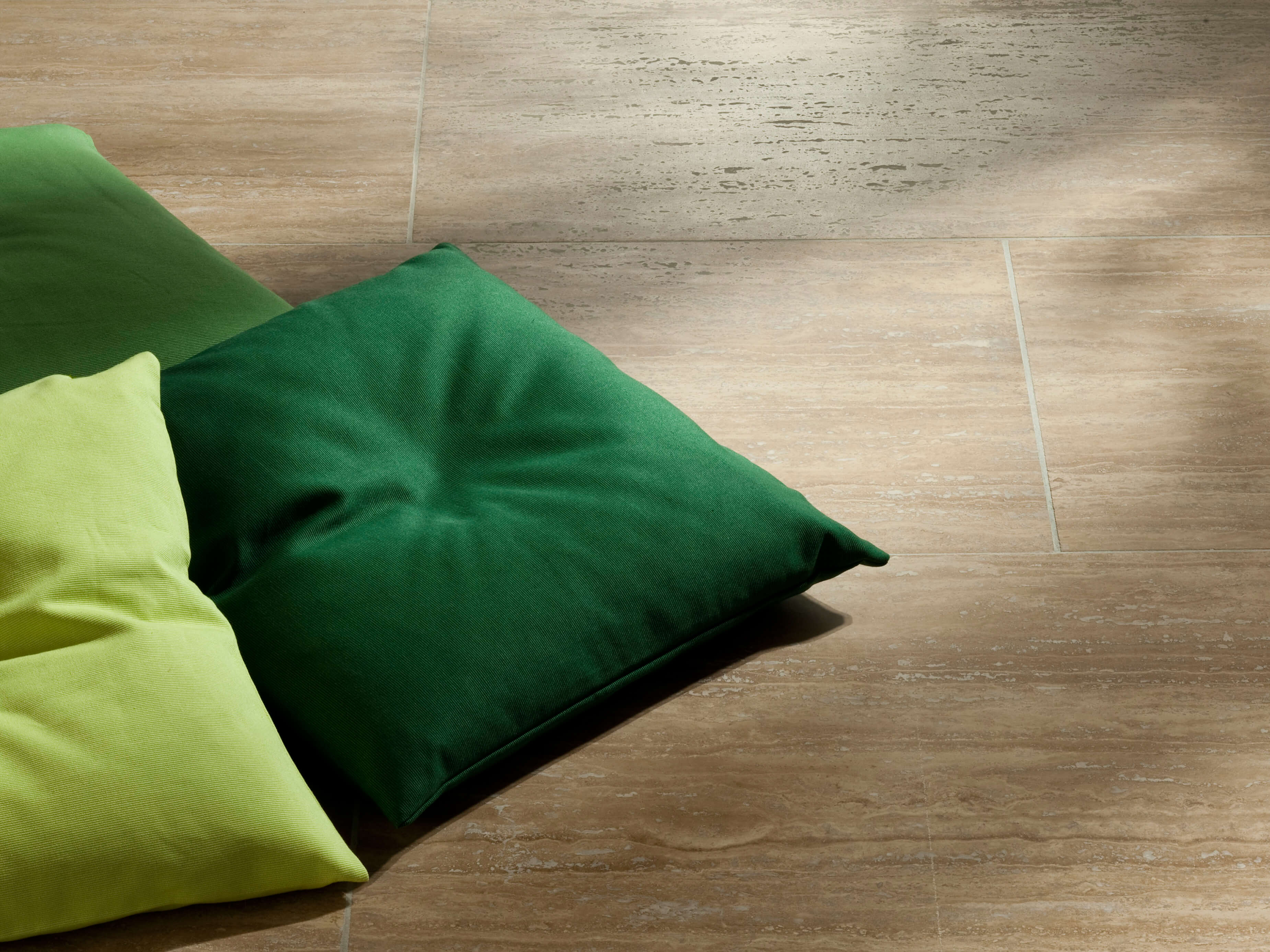 Piastrelle Travertino Noce listellato e levigato con tre cuscini verdi