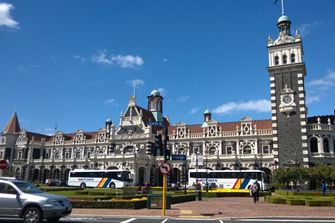 Stazione ferroviaria di Dunedin con facciata in basalto